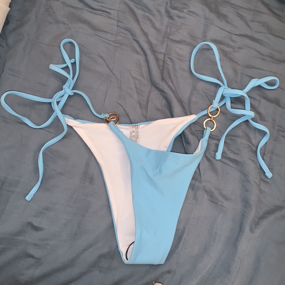She in bikini - Picture 3 of 4